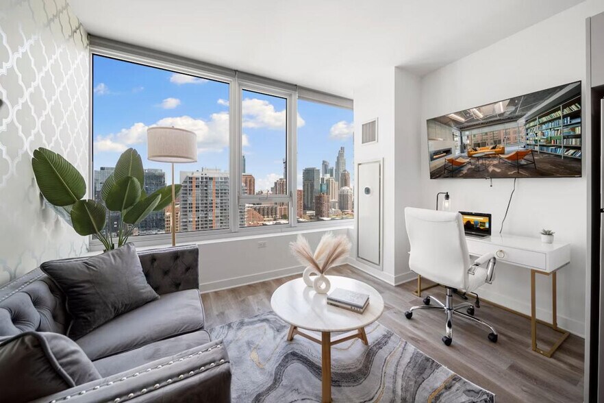 Primary Photo - 347 S Clark St