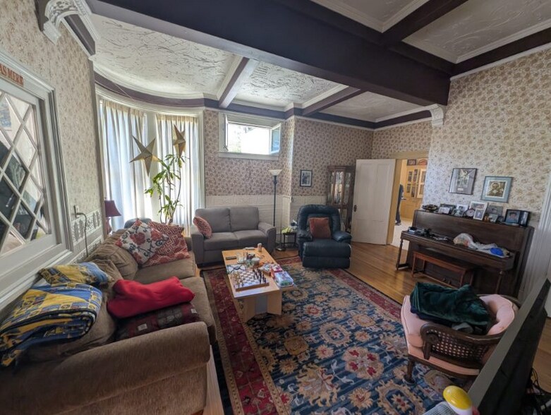 Primary Photo - 109 Ross St