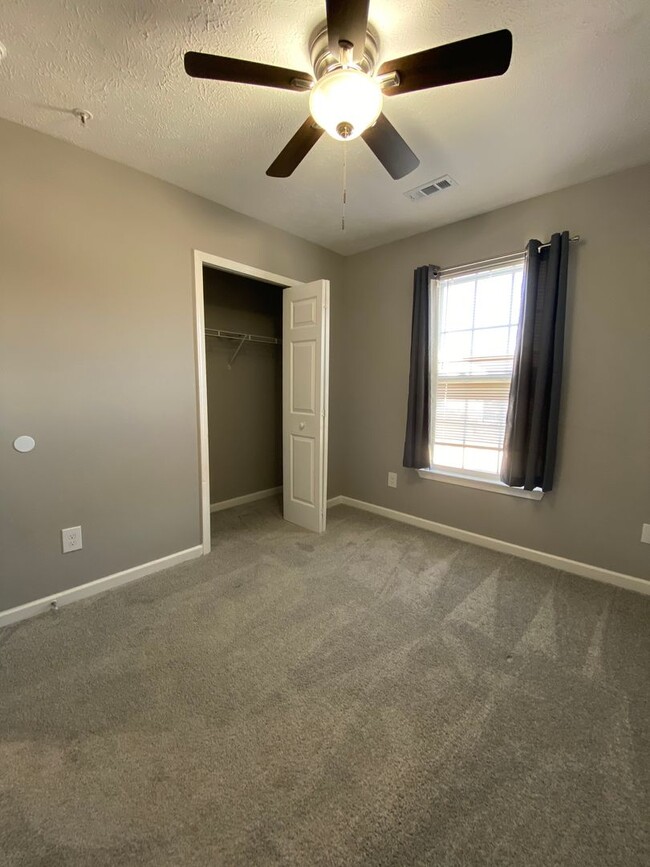 Building Photo - 3 Bedroom, 2 Full + 2 Half Bath Townhome i...