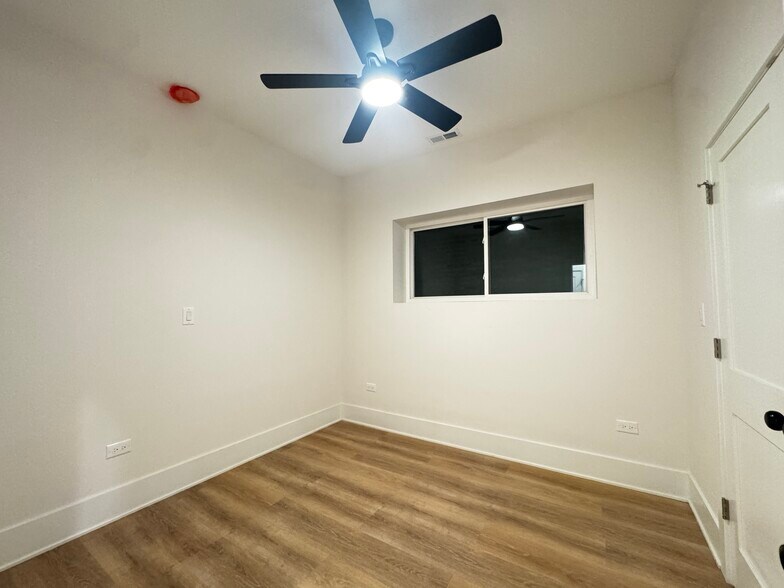 Building Photo - 2425 W Cortez St