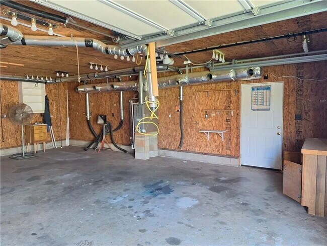 Building Photo - 3 Bedroom Home w/ Workshop and Fenced Yard