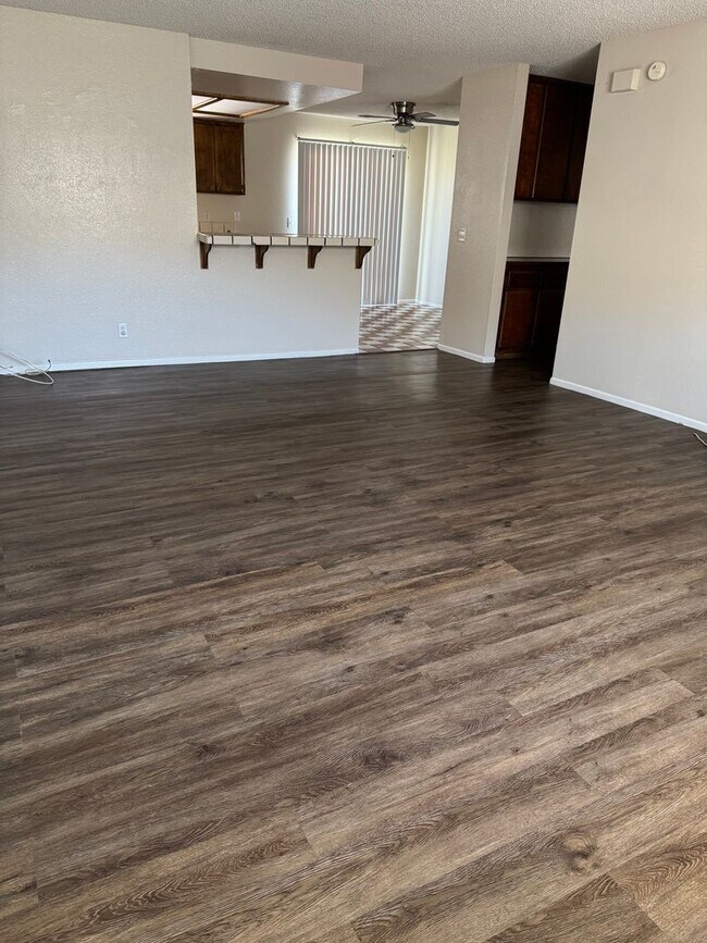 Building Photo - Apple Valley- Four Plex- 2 Bedrooms, 2 Bat...