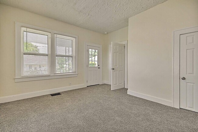 Building Photo - Modernized Historic 2 Bedroom 1 Bath Home For Rent in Johnson City, TN