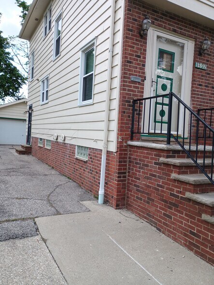 Building Photo - 3392 Colwyn Rd