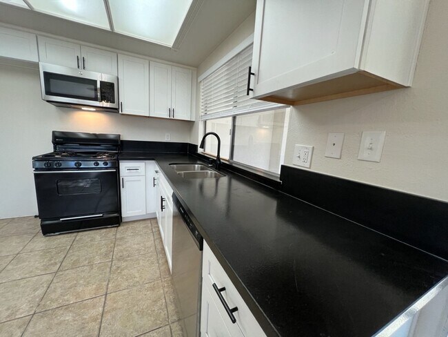 Building Photo - 1536 Sheldon Dr
