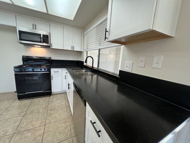 Building Photo - Newly updated 3-bedroom Single Story in th...