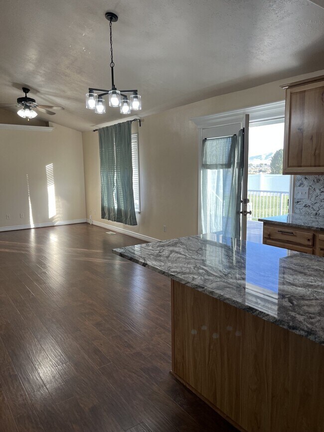 Building Photo - 1517 Falcon Ln