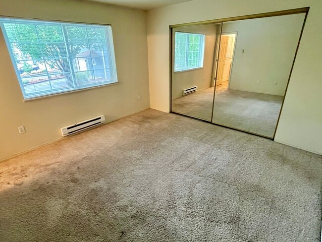 Building Photo - Spacious 2-story 2bedroom + 2.5 bath townh...