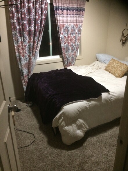 Bedroom 2 - 2935 Johnson Ave