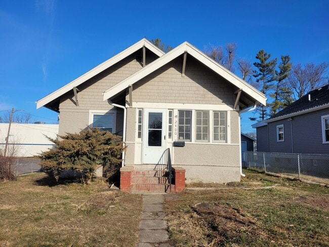 Building Photo - 2 Bedroom, 1 Bathroom Home with Detached Garage!