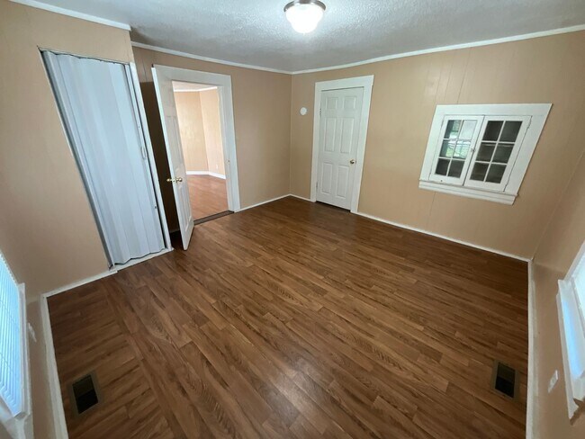 Building Photo - 4 Bedroom Home available in High Point!
