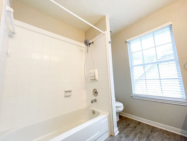 Building Photo - Beautiful 4 Bedroom 2.5 Bathroom Home in L...