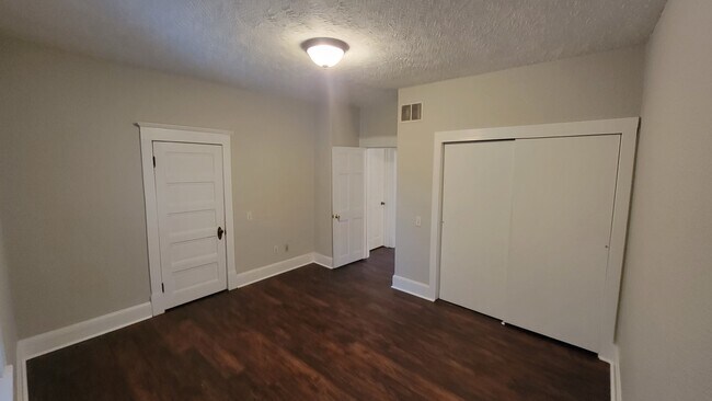 Building Photo - 3 bed, 2 bath HOUSE for RENT