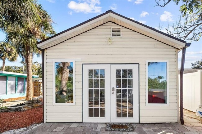 Building Photo - 8825 Oak St