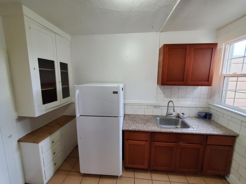 Building Photo - 6 College Ave