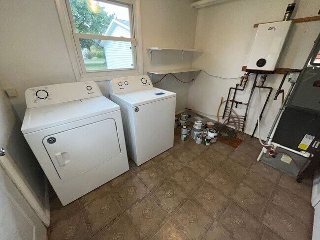 Building Photo - 3 Bedroom Home