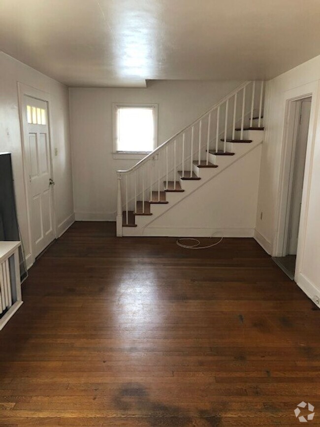 Building Photo - 3 Bed, 1 Bath Home Conveniently located to...