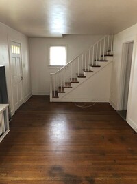 Building Photo - 3 Bed, 1 Bath Home Conveniently located to...