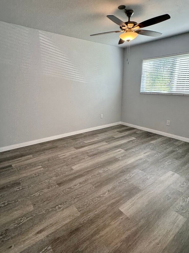 Building Photo - Beautiful 3 Bed/2 Bath Walking Distance fr...