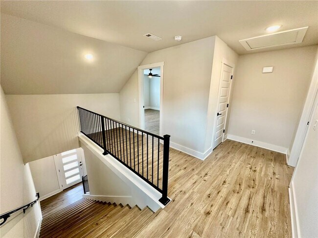 Building Photo - 2805 SW Hampshire Ave