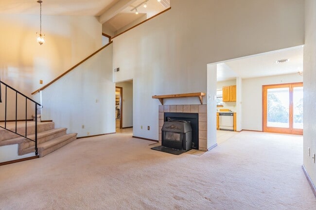Building Photo - Beautiful 2-Story Home