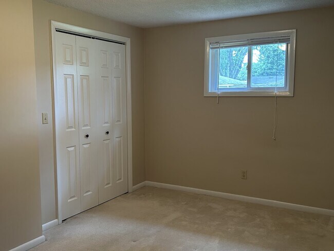 Building Photo - 3738 Green Acre Dr