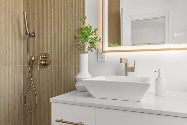 Building Photo - 100 Bennington St