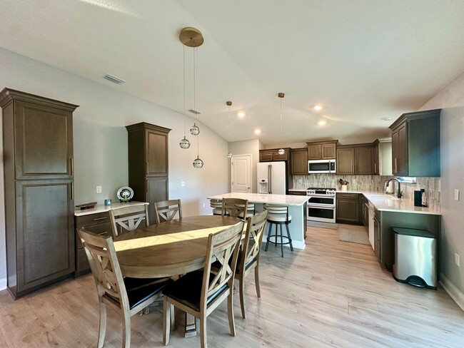 Building Photo - Serene Cul De Sac Home with Gorgeous Views!