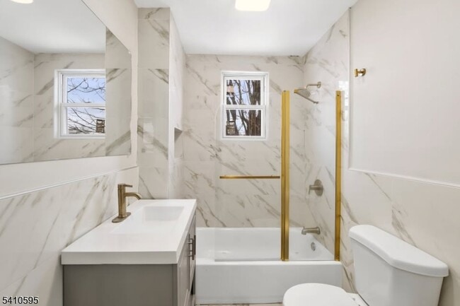 Building Photo - 335 Boulevard