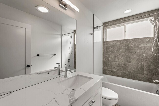 Building Photo - Luxury 2 Bed | 2 Bath Ballard Townhome with Private Rooftop Deck