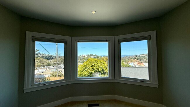 Building Photo - Updated 4BR/2BA Single Family Home in Cove...