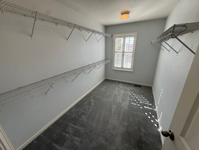 Building Photo - Beautiful spacious home in a lovely quiet ...