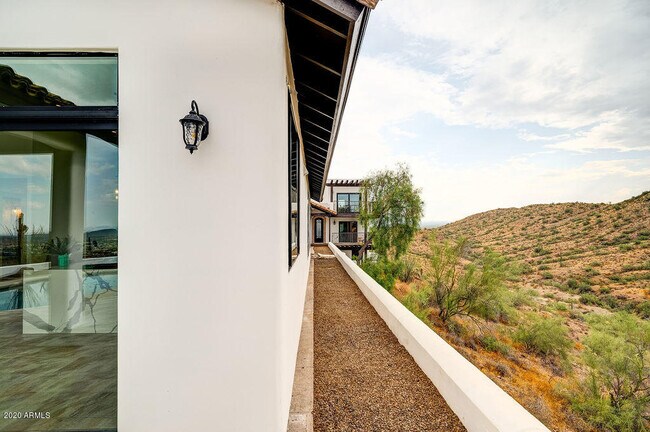 Building Photo - 301 E Jomax Rd