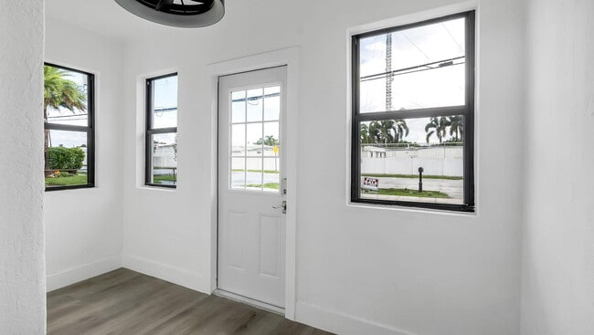 Building Photo - 5015 SW 25th St