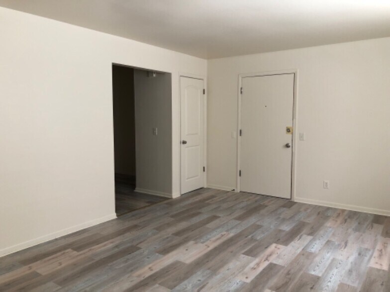 Building Photo - 4825 Lovell Ln