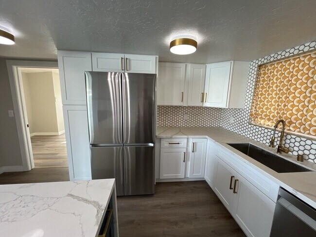 Building Photo - 4 Bedroom Home With Sparkling Pool Ready for Move In