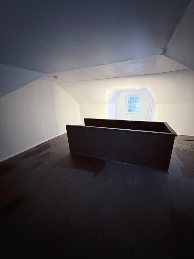 Building Photo - 537 McCully St