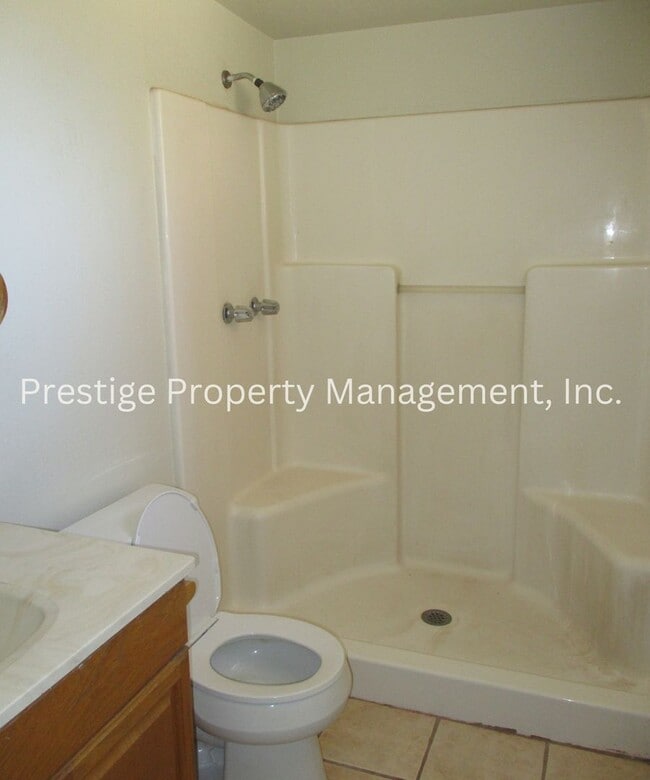 Building Photo - Check Out This 3/2 South-East Side Charmer!