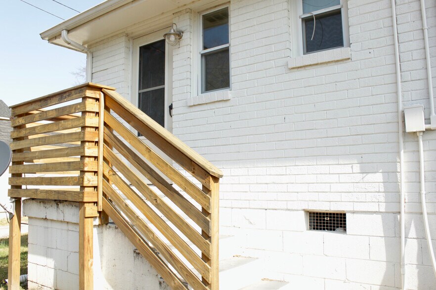 Building Photo - 1401 22nd Ave N