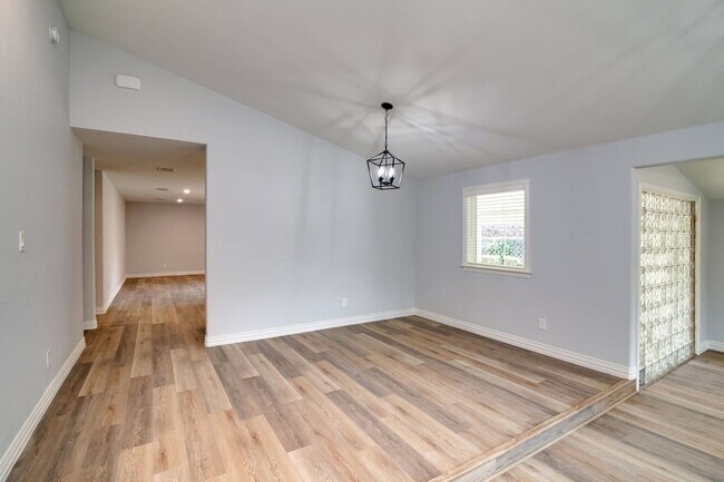 Building Photo - AVAILABLE NOW! GORGEOUS 3 BEDROOM HOME!