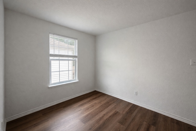 Building Photo - 4 Bed 2.5 Bath NEW MANAGEMENT!!!