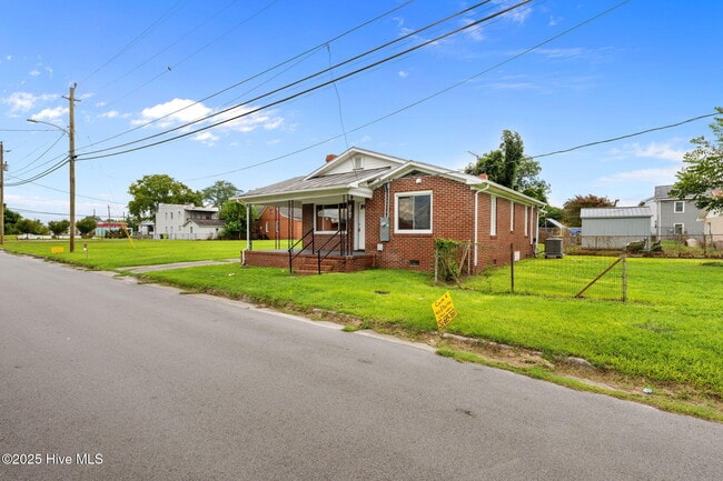 Building Photo - 308 Norwood St