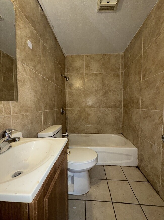 Building Photo - 2704 Shannon St