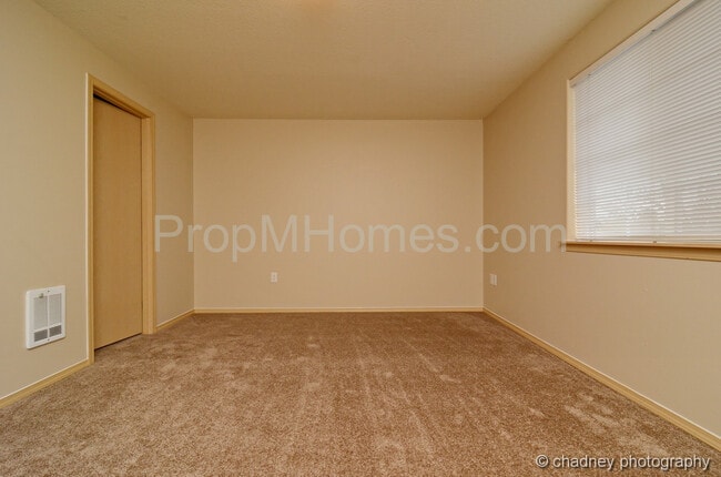 Building Photo - Spacious SE Portland 3 Bedroom Townhouse In Powellhurst-Gilbert Neighborhood
