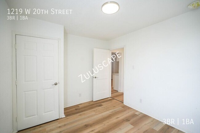 Building Photo - 1219 W 20th St