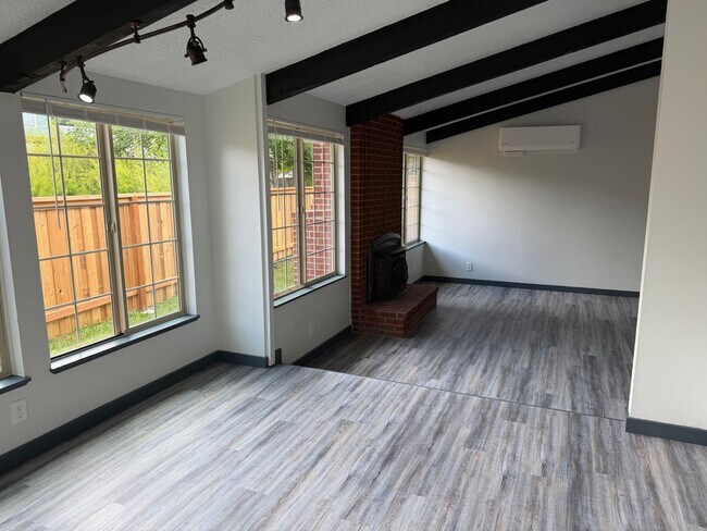 Building Photo - Beautifully updated 3 bedroom, 2 bath house in Eugene!