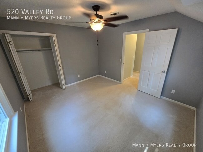 Building Photo - 520 Valley Rd