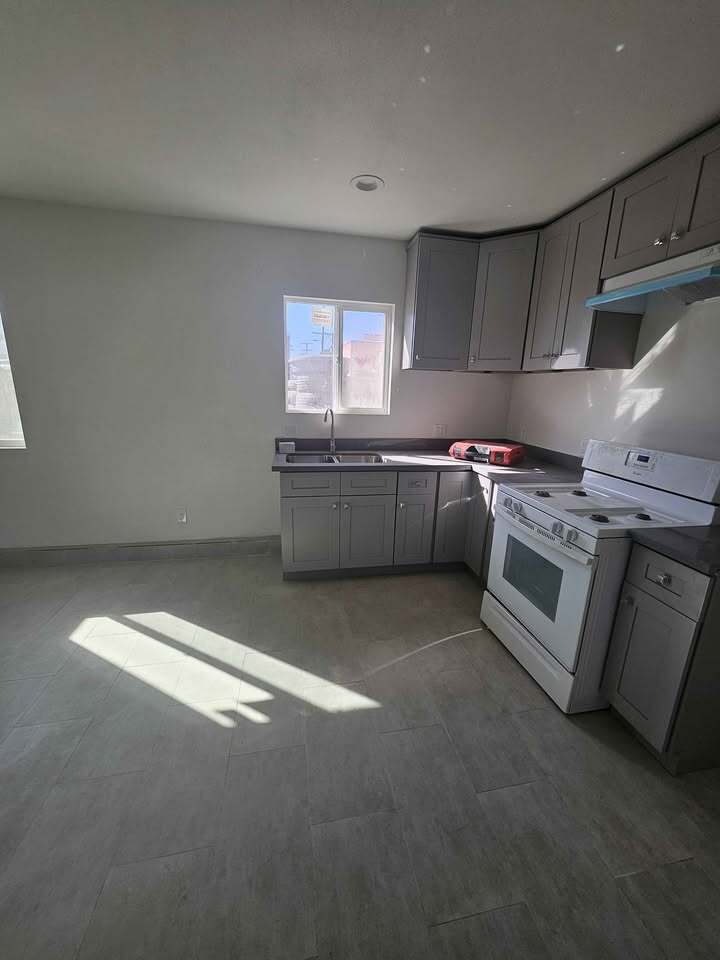 Building Photo - 1359 W 59th Pl
