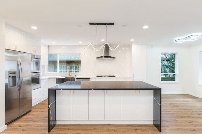 Building Photo - 4403 Powell Pl S