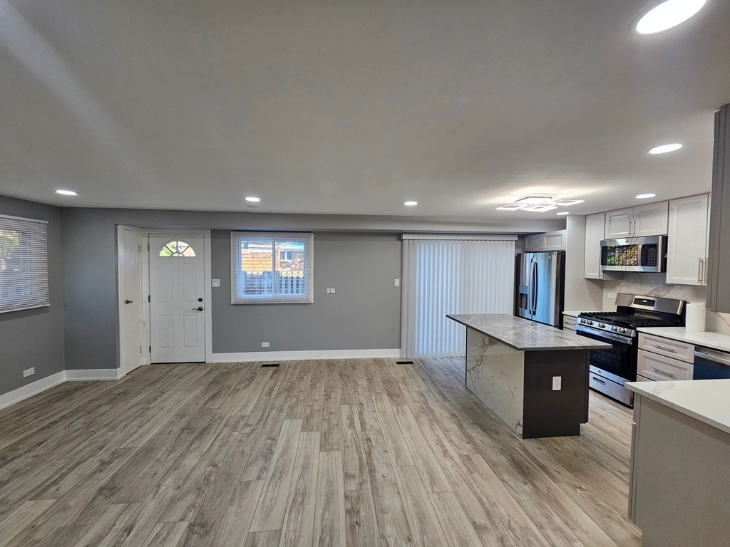 Building Photo - 1535 E Jane Ave